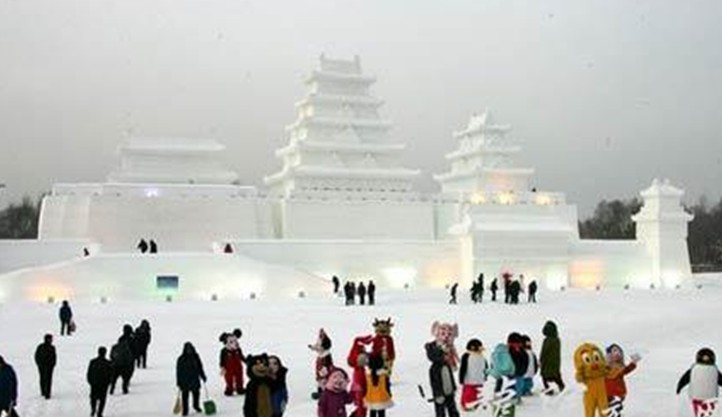 
內部景點介紹
進入度假區后,左側分別有大青山滑雪場,交通山莊雪場,好漢泊雪場,國家體委雪場,右側是非常聞名的風車山莊。從頭開始,大青山雪場,是一個初級雪道,坡度小,有2條雪道,為拖牽牽引,這里比較適合剛剛接觸滑雪的朋友,一旦穿上雪板,就會覺得這里不過癮了。接下來是交通山莊,交通山莊的賓館為三星級標準,賓館后就是條初級雪道,坡度跟大青山相當,長度約為400米左右。 好漢泊雪場,是個面臨好漢泊的雪道,為初級雪道,也是適合初學的朋友,具備滑雪教練。國家體委滑雪場,這個雪場是中國國家的,也是南極科考人員訓練,國家運動員訓練的地方。風車山莊,風車山莊在國內外是比較有名氣的,它具有風車網站滑雪場,雅士奇初級雪場,三鍋盔初級雪場,三鍋盔中高級雪道。 風車網陣雪道也是一條面向初級的雪道,但無論論坡度,長度,以及彎度,都很不錯,上山的時候乘坐索道或者拖牽,這里有108座風車矩陣組成,山鍋盔山上有一條初級雪道,上山的時候,要乘坐索道纜車上山,山頂的初級雪道也是拖牽牽引的。從山頂到山腳下,分別有幾條不同級別的雪道,最著名的是6號雪道,有幸福大道之稱。山頂有雪具店,餐廳,為飲食帶來了方便。下滑的雪道有11號,9號等雪道。
![